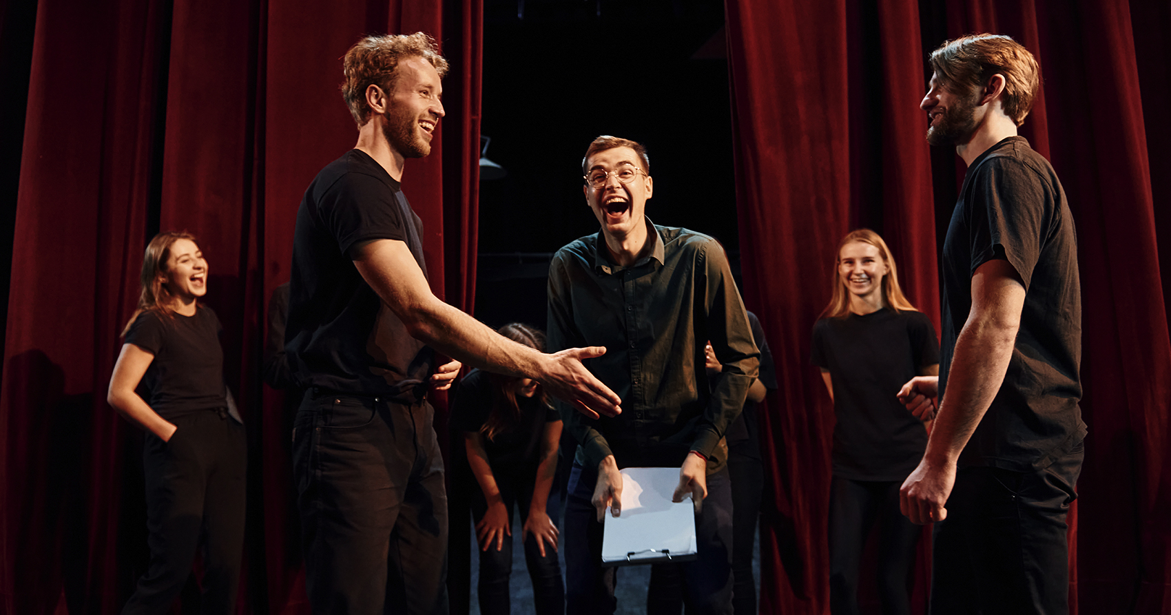 Ryhmälähtöinen teatteri porukka kurssilla harjoittelemassa Mikkelissä