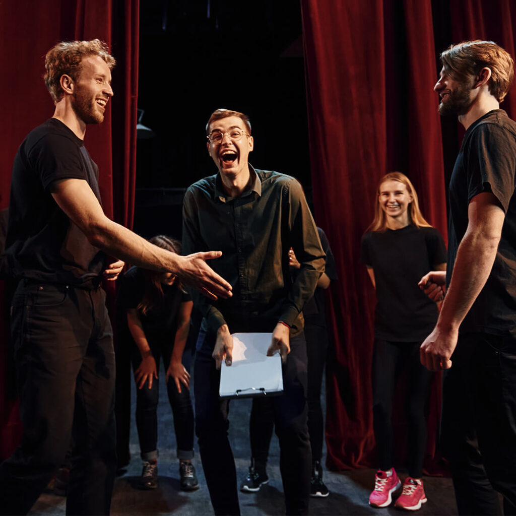 Ryhmälähtöinen teatteri porukka kurssilla harjoittelemassa Mikkelissä